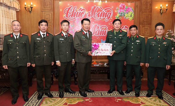 Đại tá Đào Quang Trường, Phó Giám đốc CATP thăm, tặng quà, chúc Tết hai đơn vị lực lượng vũ trang thành phố